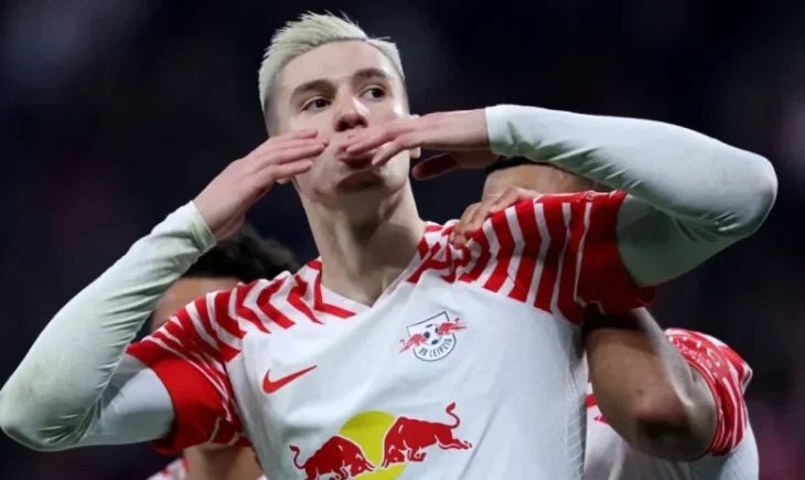 مانشستر يونايتد ينجح في التعاقد مع المهاجم بنجامين سيسكو مقابل 76.5 مليون يورو، مع توقعات بتأثير هجومي قوي في الموسم الجديد.
